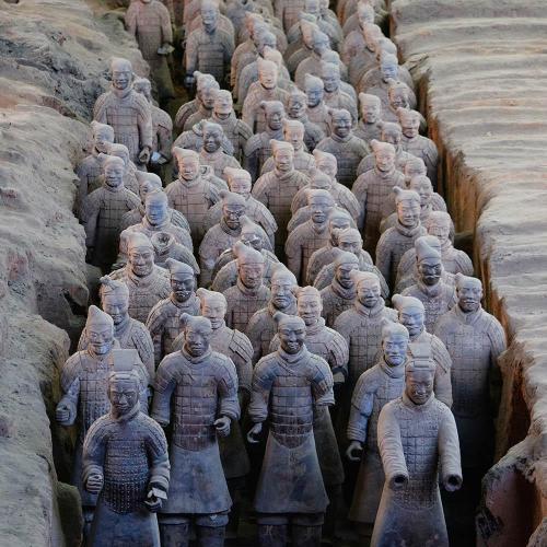 Terra cotta Chinese soldier statues lined up in rows
